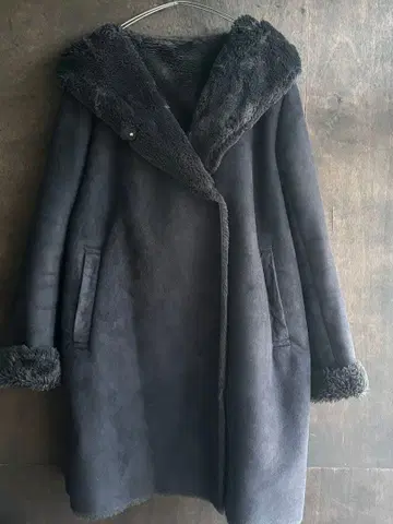 [ 새상품급 ] 페이크 무스탕 코트 후드 부착 보아 안감 블랙 계열