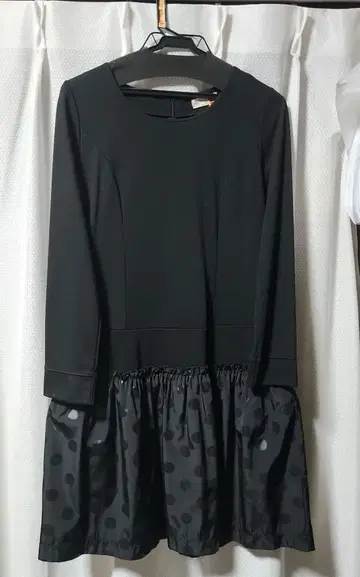 도트 무늬 프릴이 달린 긴팔 무릎 기장 원피스