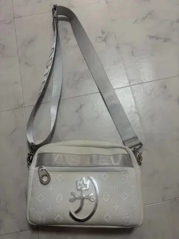 CASTELBAJAC 화이트 숄더백