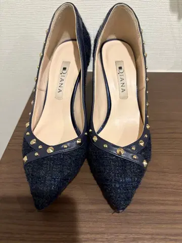 DIANA 스터드가 달린 다크 블루 펌프스