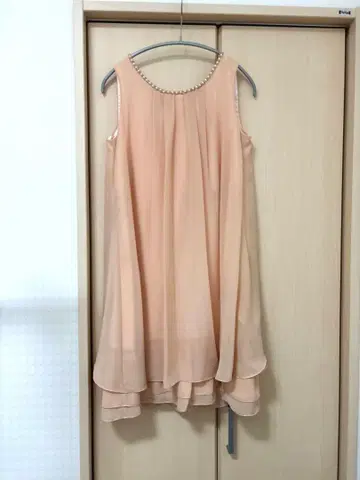 프릴 드레스 펄 넥라인