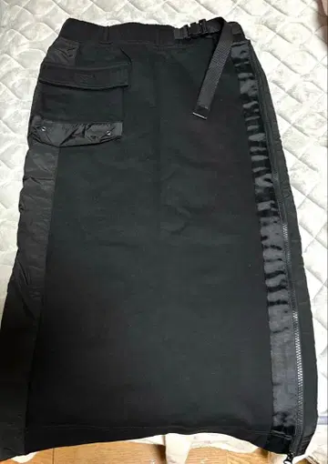 타이트 스커트 한쪽 장식 지퍼 부착