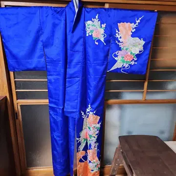 파란색 꽃무늬 자수 기모노
