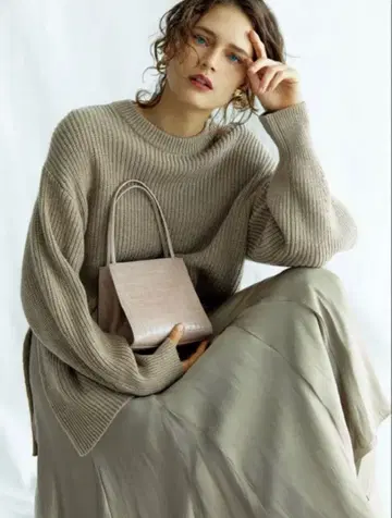 미라 오웬 롱 기장 니트 x 광택 드레이프감 플레어 스커트 2업 베이지