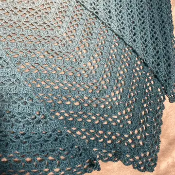 삼각형 숄 레이스풍 무늬뜨기 알리제 블루 그라데이션