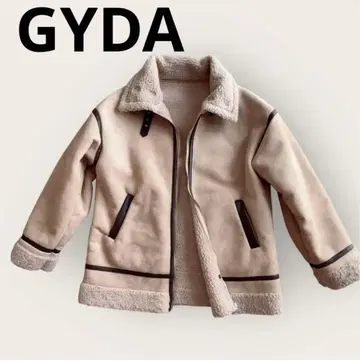 GYDA 보아 옷깃과 블랙 파이핑 베이지 양가죽풍 무스탕 코트.