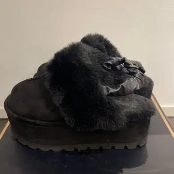 Rady 블랙 무스탕 샌들