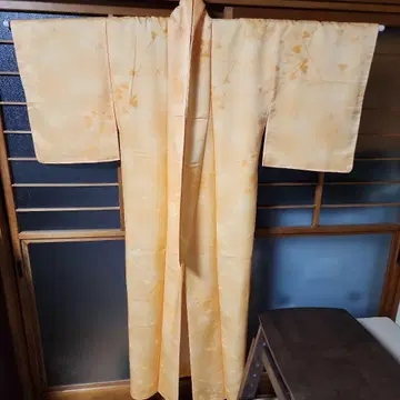 연한 오렌지 컬러 꽃무늬 기모노