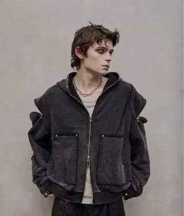 VI E DIT 숄더 슬릿 스터드 후디