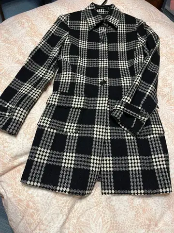 블랙과 화이트 체크 무늬 롱 코트