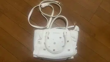 화이트 하트 장식 숄더백