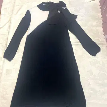 새상품급 아비스테 리에베 긴팔 하이넥 니트 원피스