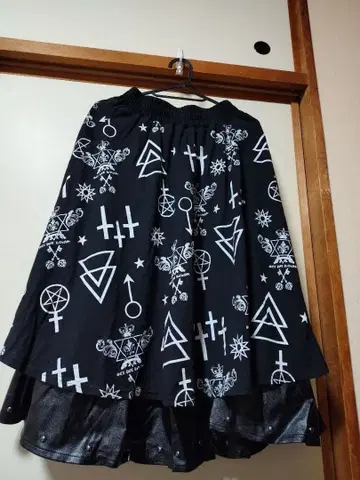 심볼 프린트 블랙 롱 스커트