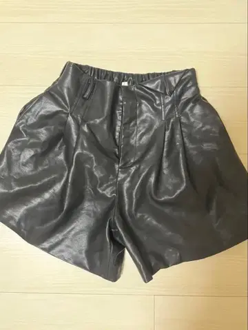 NEIHE 블랙 가죽 숏팬츠