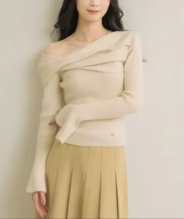 NEUNA 트위스트 원숄더 니트