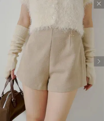 브로치 포함 컴팩트 숏팬츠