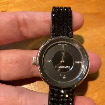 Swarovski 블랙 크리스탈 시계