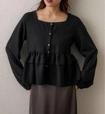 NOAHL 프릴 버튼 블라우스