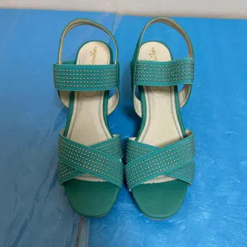 터콰이즈 스터드 크로스 스트랩 샌들