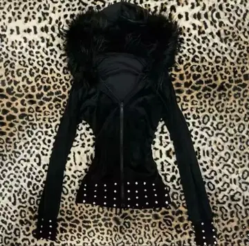 퍼 달린 스터드 집업 후드티