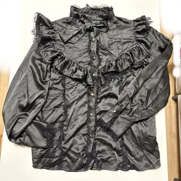 [ 새상품 ] 프릴 장식 블랙 새틴 블라우스 axes femme