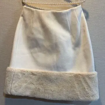 Apuweiser-riche 아푸와이저 리셰 화이트 퍼 미니 스커트