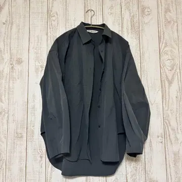 Pinue 커브 절개 셔츠 차콜