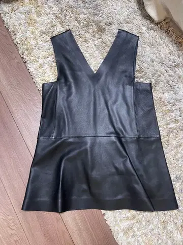 BACCA 블랙 가죽 V넥 슬리브리스 베스트