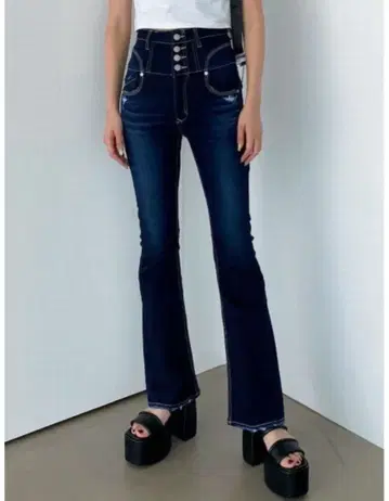 에모다 슈퍼 하이웨스트 플레어 파기닝 청바지 데님