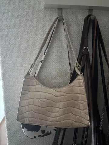 베이지 크로커다일 패턴 숄더백