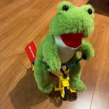 개구리 봉제 인형 자전거 타기