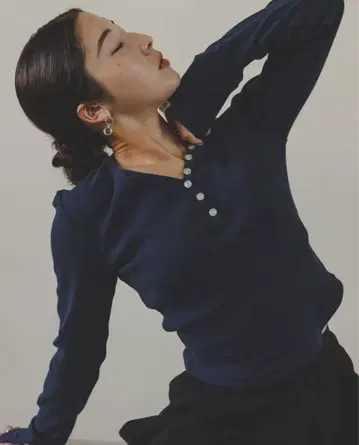 Version of you 네이비 버튼 달린 헨리넥 긴팔