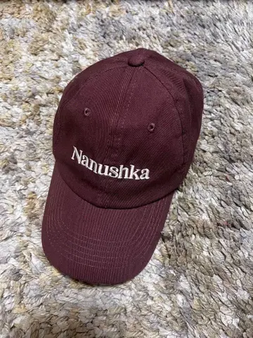 Nanushka 버건디 캡