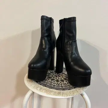 미사용 통굽 숏부츠 플랫폼 아몬드 토 블랙 M 익명 배송