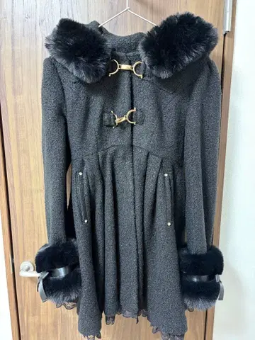 MARS 비트 장식 부클 롱 코트 블랙