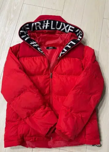 LUXE/R 후드 부착 레드 다운 자켓 XL