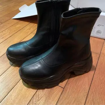 블랙 통굽 지퍼 부츠