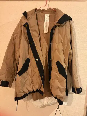 베이지와 블랙의 퀼팅 다운 자켓 리즈레이