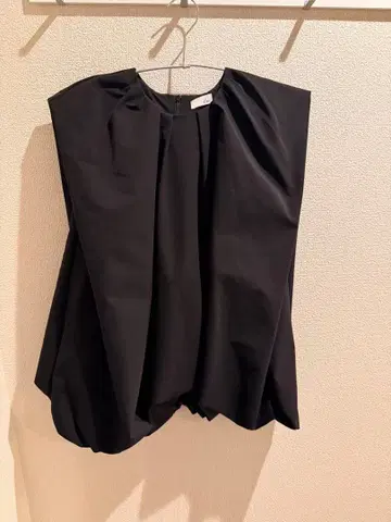 em.(엠도트) 슬리브리스 벌룬 실루엣 상의 블랙