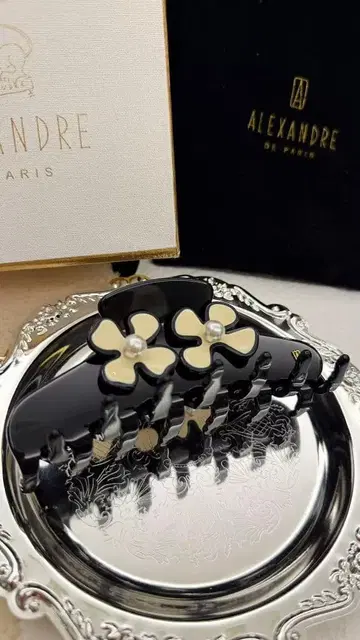 ALEXANDRE de PARIS 헤어 클립 블랙/아이보리