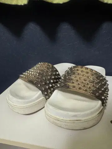 스파이크 장식 통굽 샌들