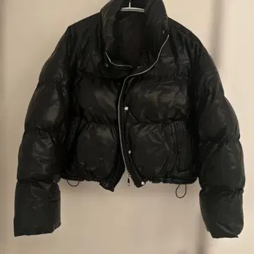 블랙 숏 기장 다운 자켓 광택