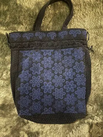 네이비와 블랙의 기하학 패턴 토트백