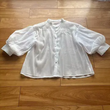 화이트 볼륨 슬리브 셔츠