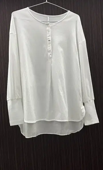 화이트 긴팔 셔츠