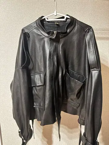 블랙 가죽 자켓 지퍼 포함