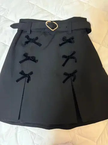 허니시나몬 플리츠 스커트 블랙 미니 리본