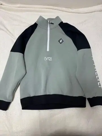 V12 하프 지퍼 맨투맨 남성용 S 사이즈!!