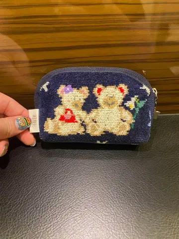 곰 자수 네이비 파우치