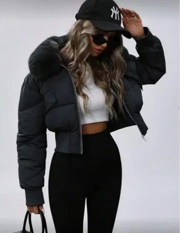 새상품급 다크 그레이 퍼 달린 숏 다운 자켓